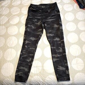 Athleta Ultimate Camo 7/8 tight, Size Small